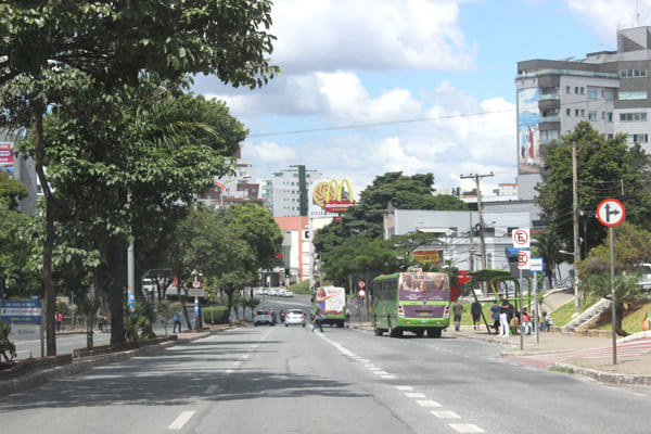 Com as vias vazias, condutores desrespeitam as leis