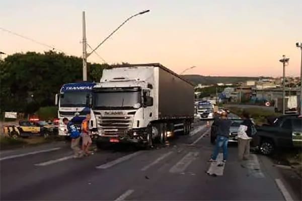 Carreta perde freios e arrasta veículos na Via Expressa, em Contagem