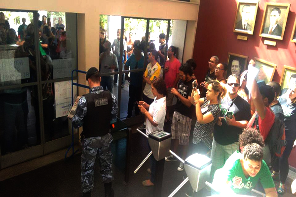 Protesto de servidores da saúde e da educação tem conflito na prefeitura