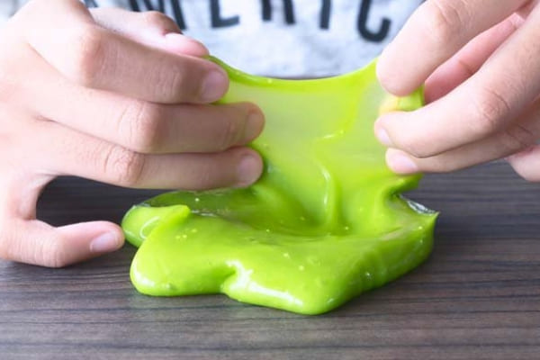 Crianças aprendem a fazer slime em oficina gratuita