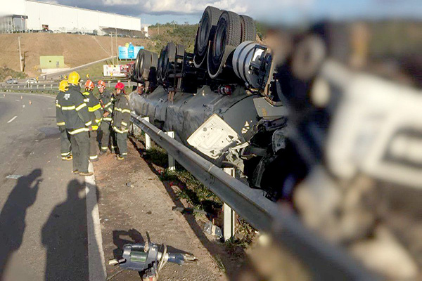 Motorista morre em capotamento de bitrem na BR-262