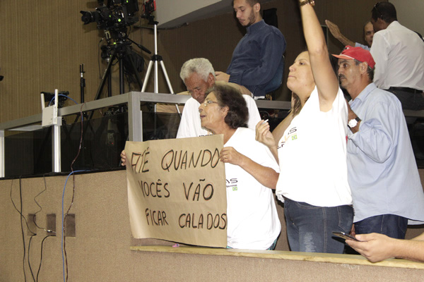 Populares fazem apitaço no Legislativo de Contagem
