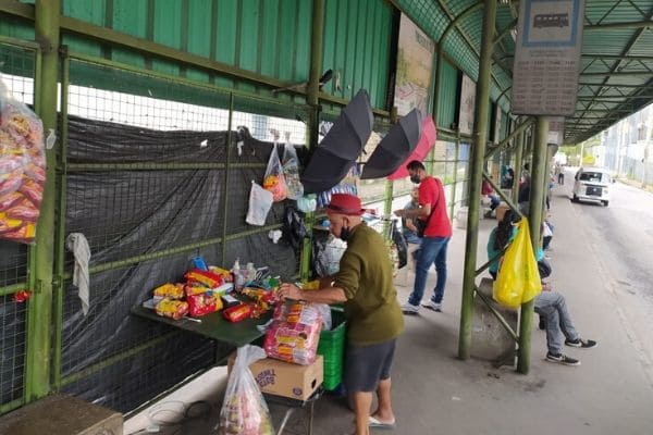 Atividades irregulares são flagradas em camelódromo e em estação de ônibus