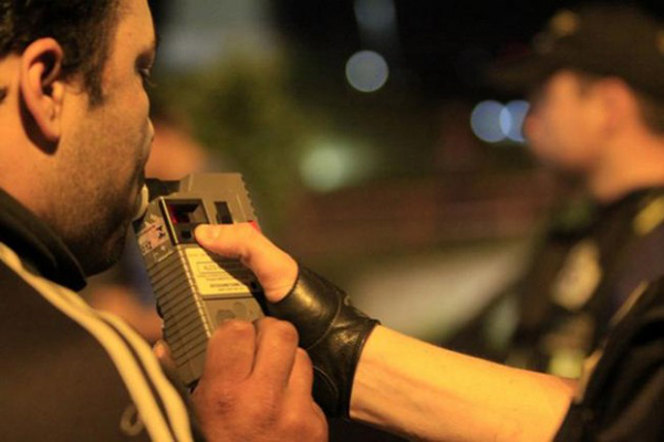 Blitzen da Lei Seca flagram 71 motoristas com teor alcoólico acima do permitido