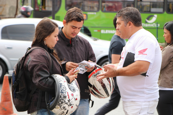Motociclistas recebem antenas corta-pipas em Contagem