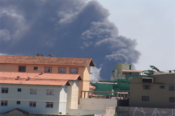 Incêndio atinge galpão de reciclagem em Contagem