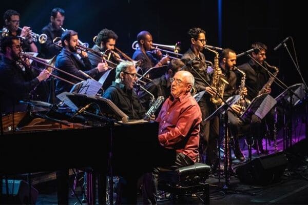 Orquestra Nelson Ayres Big Band faz apresentação gratuita na praça da Glória
