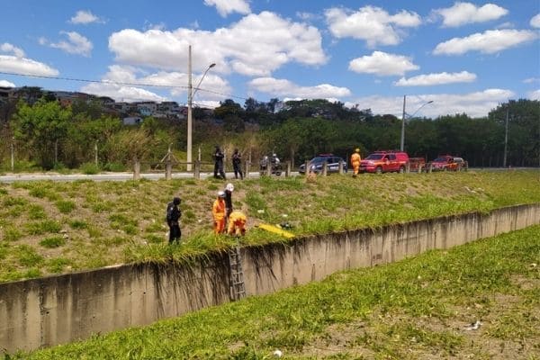 Queda de veículo em canal deixa um ferido no Jardim Laguna