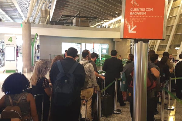 Aéreas deixam por último passageiros com bagagem de mão