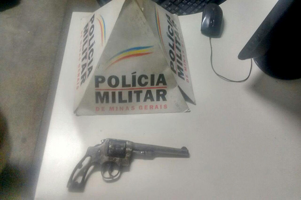 Suspeitos descartam revólver durante fuga, em Contagem