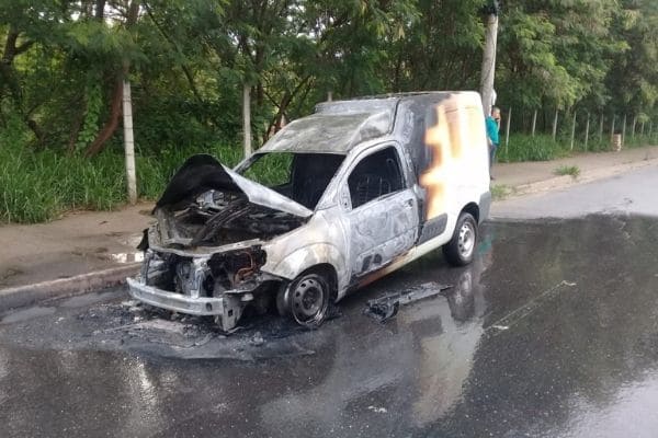 Veículo pega fogo na avenida Tito Fulgêncio