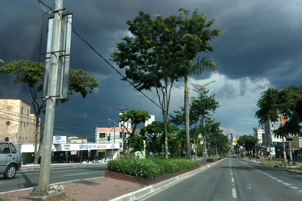 Tempo fecha e tempestade lava a cidade