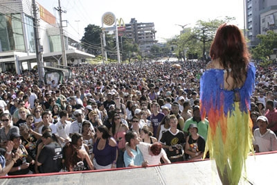 Parada do Orgulho LGBT de Contagem atrai milhares de simpatizantes
