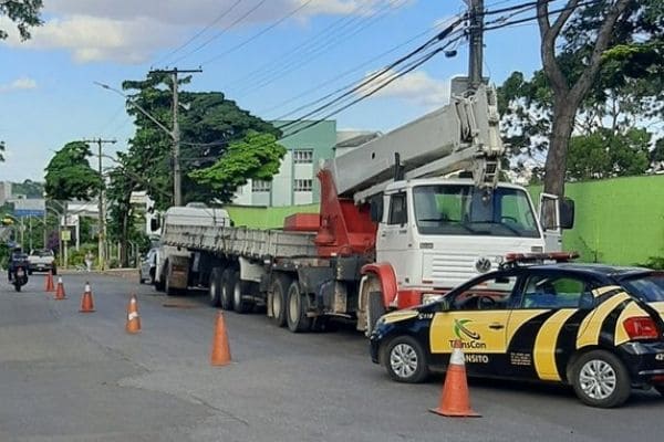 Transbordo de carga interdita parte da avenida General David Sarnoff