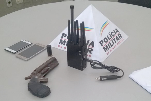 PM prende quatro pessoas com arma e bloqueador de sinal