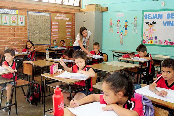 Secretaria de Educação de MG abre quase 17 mil vagas em concurso