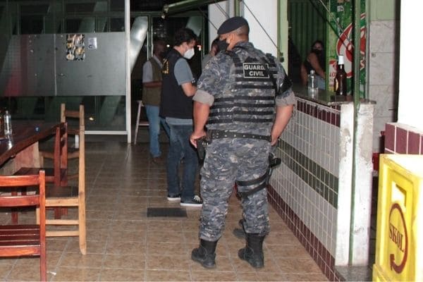 Patrulha interdita cinco estabelecimentos em Contagem