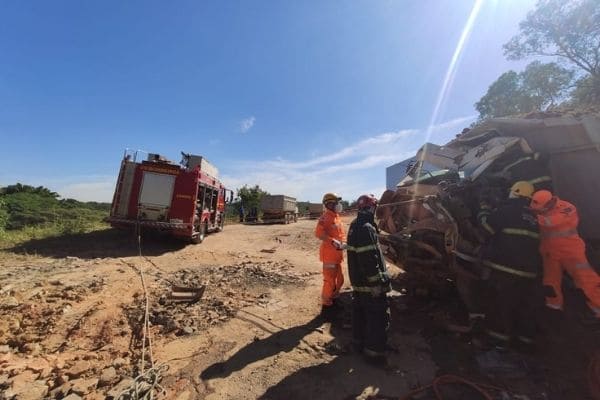 Motorista de caminhão fica preso às ferragens após colisão
