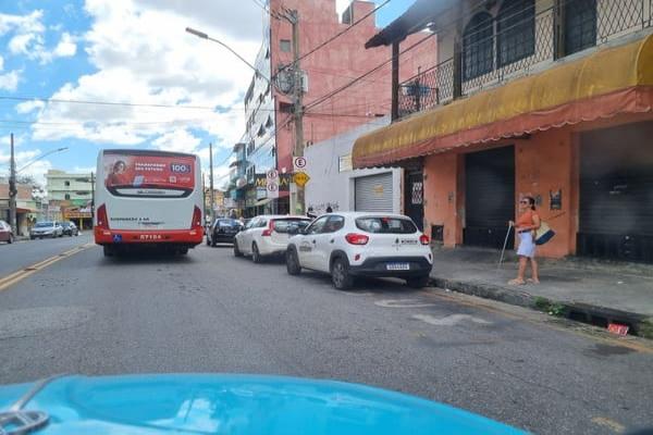 Motorista flagrado estacionado na parada de ônibus