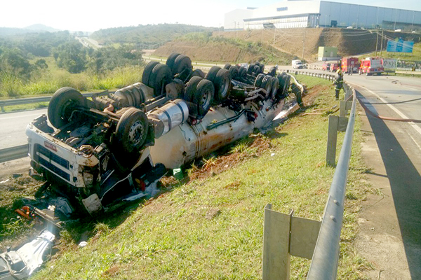 Pista é liberada na BR-262 após capotamento de bitrem
