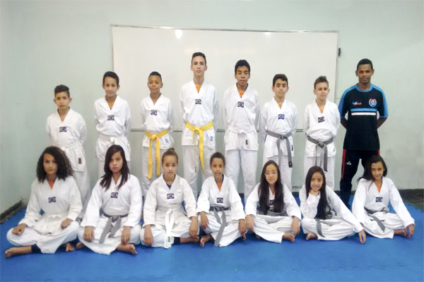Projeto leva taekwondo para escola pública