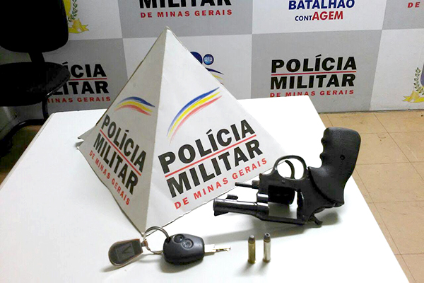 Arma é encontrada dentro de veículo clonado, em Contagem