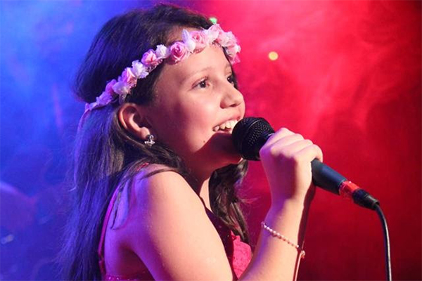 Cantora mirim faz show gratuito em Contagem