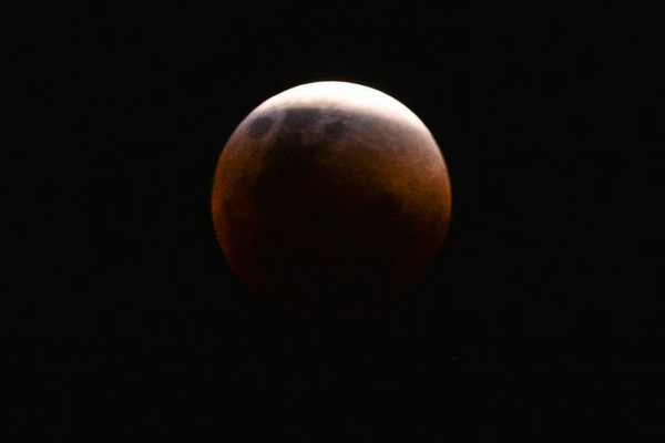 Maior eclipse total da Lua do século 21 ocorre na sexta-feira