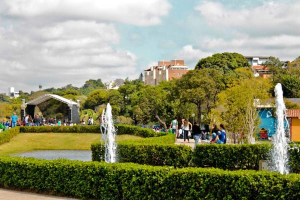 Livros em praça pública, leitura para todos