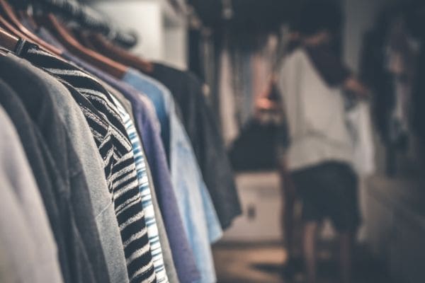 Dez lojas de shopping divulgam vagas de emprego