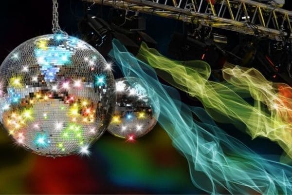 Festa relembra sucessos dançantes dos anos 1980 e 1990