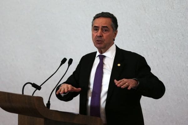 Presidente do TSE volta a defender regulamentação de redes sociais