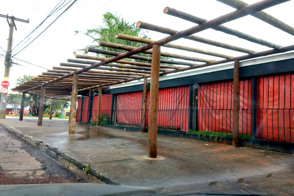 Morador reclama de obra irregular em passeio público