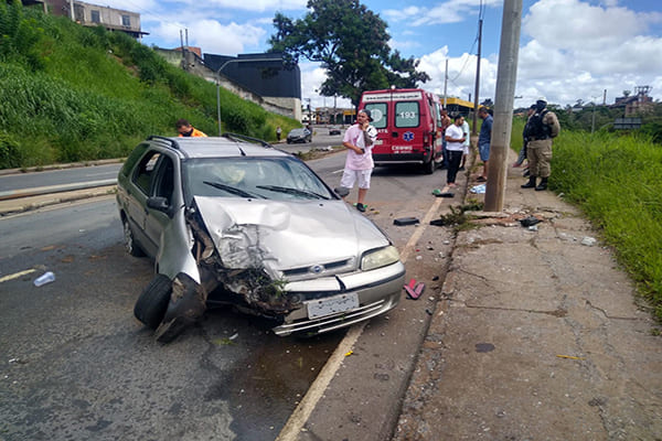 Carro arranca poste e pára a contramão em Contagem