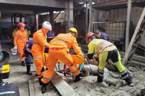 Laje de galpão de empresa irregular  desaba em Contagem e deixa dois feridos 