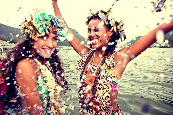 Campanha estimula união de mulheres contra assédio no Carnaval