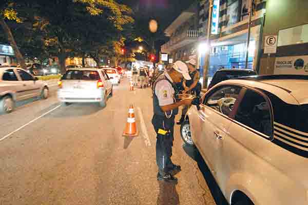 Blitzen da Lei Seca prendem cinco motoristas em Minas