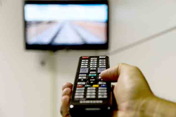 Número de usuários de TV por assinatura volta a cair em fevereiro