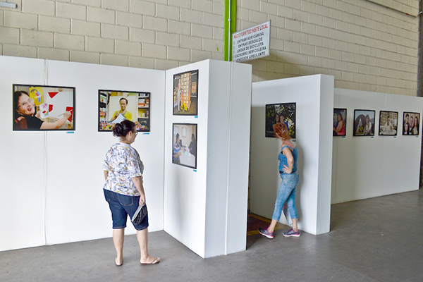 Exposição retrata cotidiano de pessoas com síndrome de Down