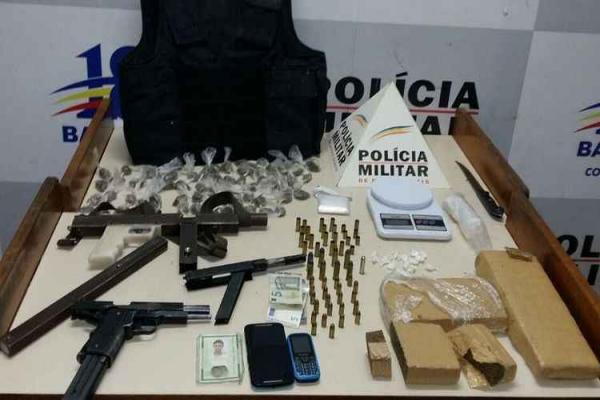 Militares apreendem drogas e recuperam armas roubadas da PM
