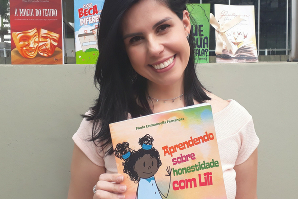 Autora contagense lança quinto livro no município