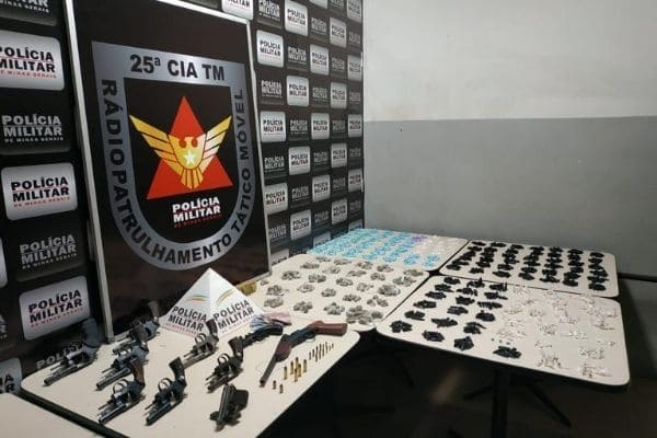 PM apreende carregamento de armas e drogas em Contagem