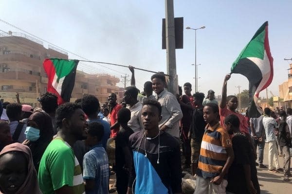 Manifestantes contra golpe no Sudão mantêm-se nas ruas
