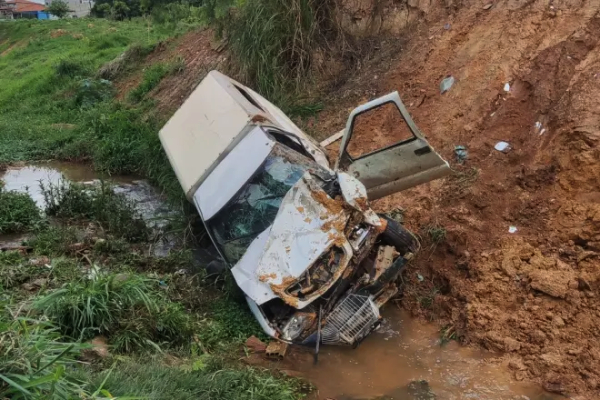 Motorista de 60 anos morre após carro cair em córrego, em Contagem