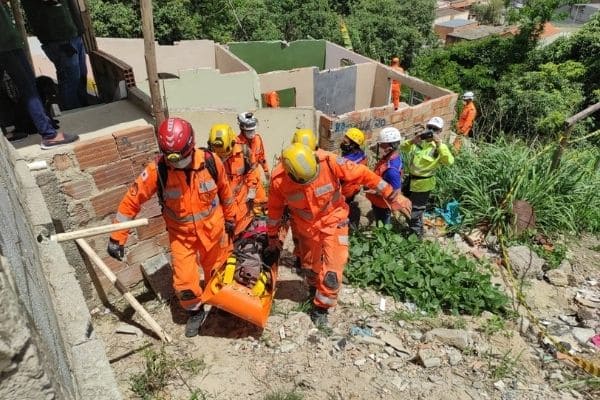 Ação simula soterramento e desabamento no Morro dos Cabritos