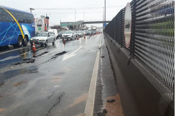 Rompimento de tubulação danifica asfalto na BR-381