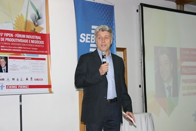 Caco Barcellos em visita a Contagem