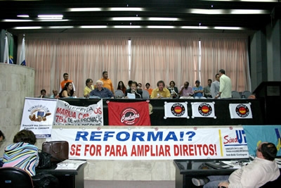 Servidores públicos municipais comparecem em peso na Câmara dos Vereadores.