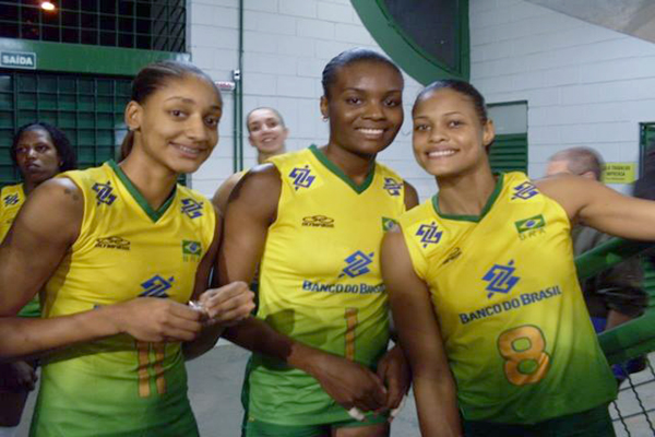 Fabiana Claudino é vítima de racismo durante partida