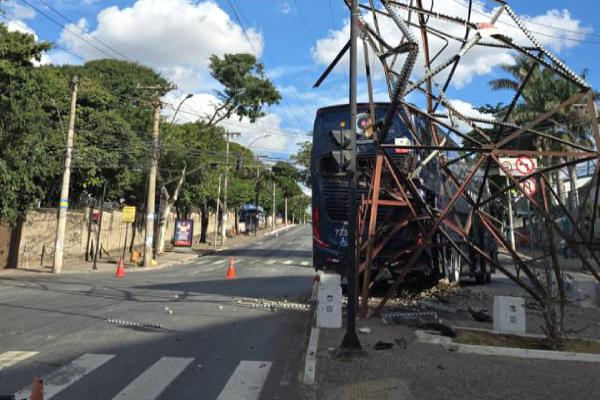 Ônibus colide contra torre de alta tensão em Contagem, parte da Grande BH fica sem energia